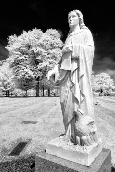 memory-gardens-statue